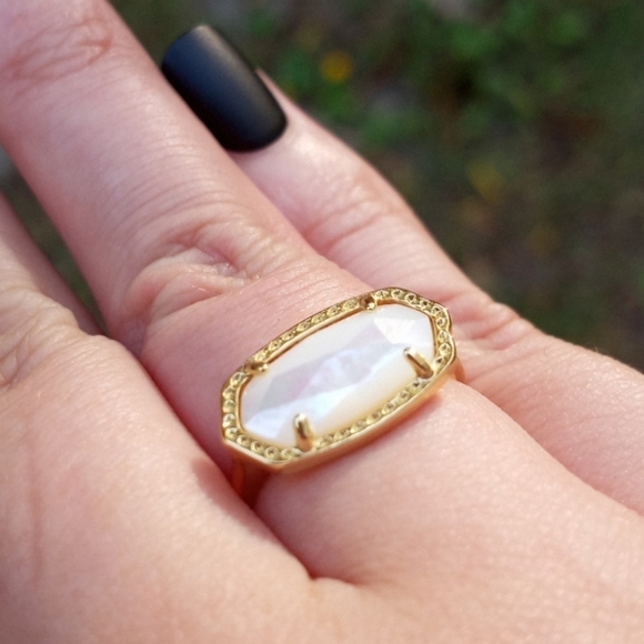 White shell bezel set ring - Picture 1 of 6